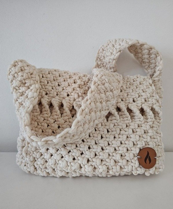 Cartera artesanal modelo Agus de macramé hecha a mano estilo moderno y versátil