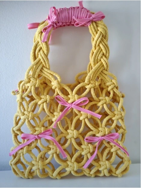 Cartera artesanal modelo Amor de macramé hecha a mano estilo elegante y romántico