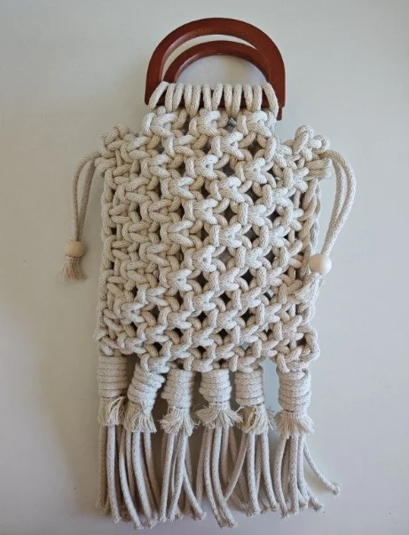 Cartera artesanal modelo Cielo de macramé hecha a mano con diseño elegante femenino