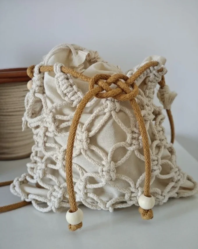 Cartera artesanal modelo Nudo de macramé hecho a mano con diseño moderno y distintivo
