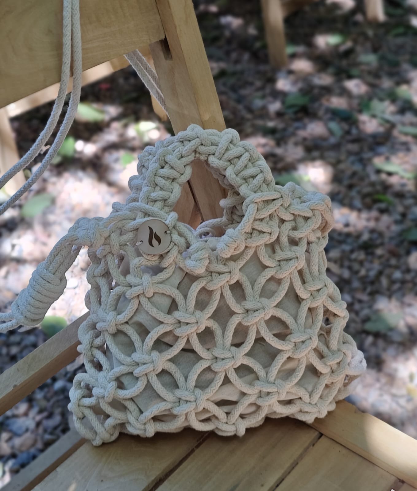 Detalle artesanal de cartera de cuero hecha a mano con costuras visibles